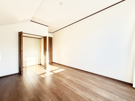 �Q���@�������V���v���ȋ�ԂŁA���[�t���x�b�h��f�X�N�ȂǁA���@�\�ȉƋ�����p���₷���ł�