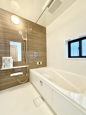 �����@�����������������F�����̕ǖʁA������芰����o�X���[��