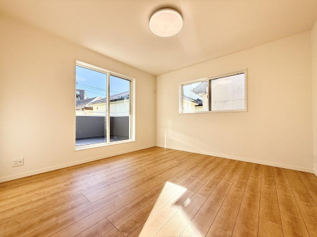 �Q���@�������V���v���ȋ�ԂŁA���[�t���x�b�h��f�X�N�ȂǁA���@�\�ȉƋ�����p���₷���ł�