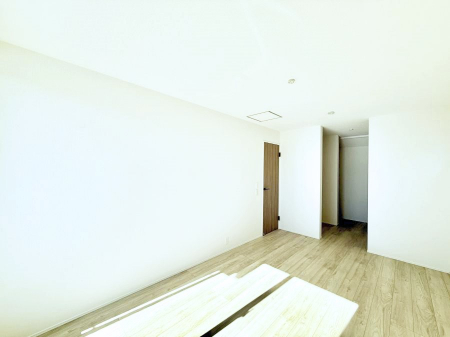 �Q���@�������V���v���ȋ�ԂŁA���[�t���x�b�h��f�X�N�ȂǁA���@�\�ȉƋ�����p���₷���ł�