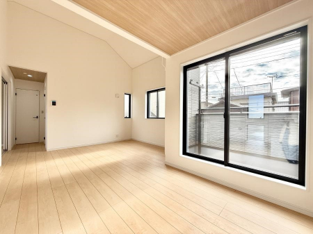 ���r���O�@���������S�n�̂����A���z�̃��r���O