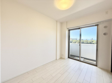 �Q���@�������V���v���ȋ�ԂŁA���[�t���x�b�h��f�X�N�ȂǁA���@�\�ȉƋ�����p���₷���ł�