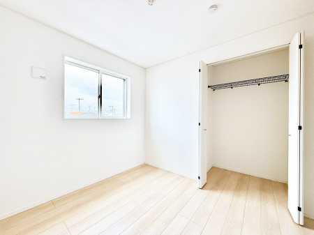 �Q���@�������V���v���ȋ�ԂŁA���[�t���x�b�h��f�X�N�ȂǁA���@�\�ȉƋ�����p���₷���ł�