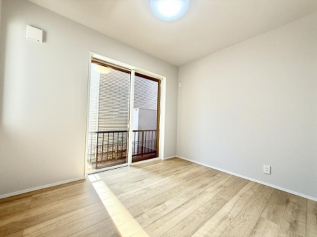 �Q���@�������V���v���ȋ�ԂŁA���[�t���x�b�h��f�X�N�ȂǁA���@�\�ȉƋ�����p���₷���ł�