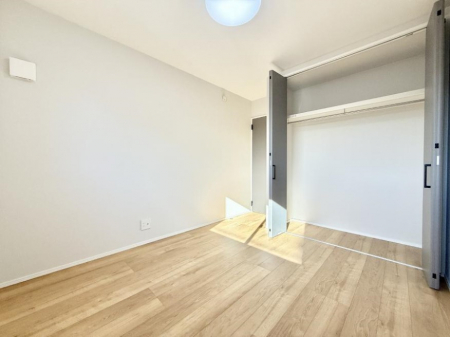 �Q���@�������V���v���ȋ�ԂŁA���[�t���x�b�h��f�X�N�ȂǁA���@�\�ȉƋ�����p���₷���ł�