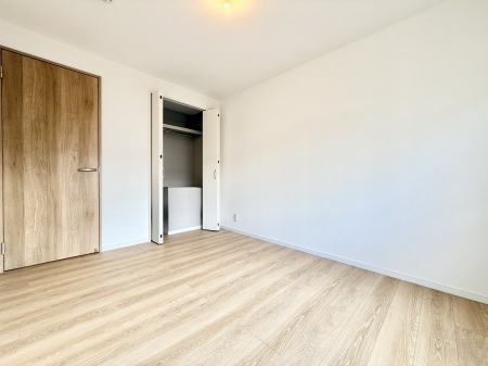 �Q���@�������V���v���ȋ�ԂŁA���[�t���x�b�h��f�X�N�ȂǁA���@�\�ȉƋ�����p���₷���ł�