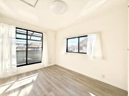 �Q���@�������V���v���ȋ�ԂŁA���[�t���x�b�h��f�X�N�ȂǁA���@�\�ȉƋ�����p���₷���ł�