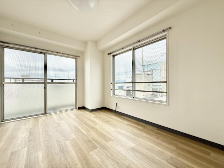 �Q���@�������V���v���ȋ�ԂŁA���[�t���x�b�h��f�X�N�ȂǁA���@�\�ȉƋ�����p���₷���ł�