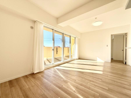 ���r���O�@���������S�n�̂����A���z�̃��r���O