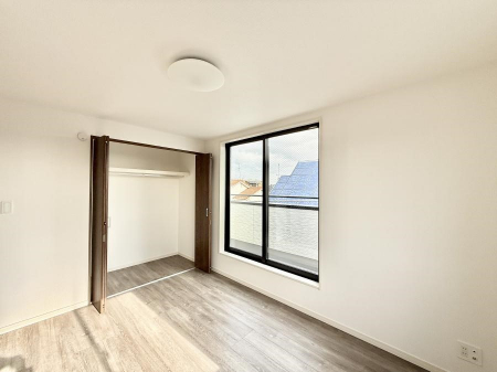 �Q���@�������V���v���ȋ�ԂŁA���[�t���x�b�h��f�X�N�ȂǁA���@�\�ȉƋ�����p���₷���ł�