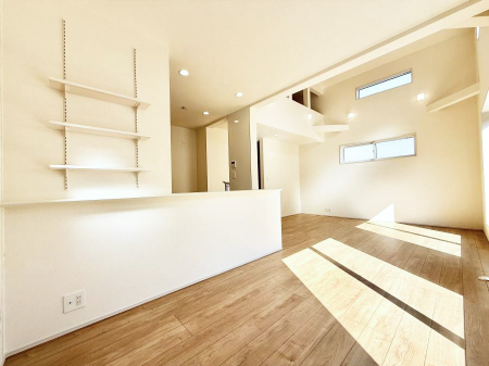 ���r���O�@���������S�n�̂����A���z�̃��r���O