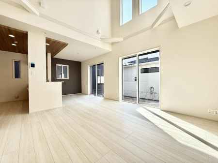 ���r���O�@���������났�ƏΊ炪�W�܂�A�S���܂郊�r���O