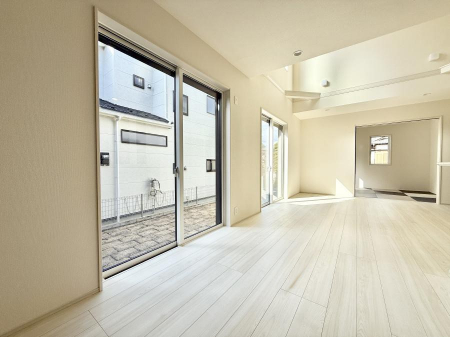 ���r���O�@���������S�n�̂����A���z�̃��r���O