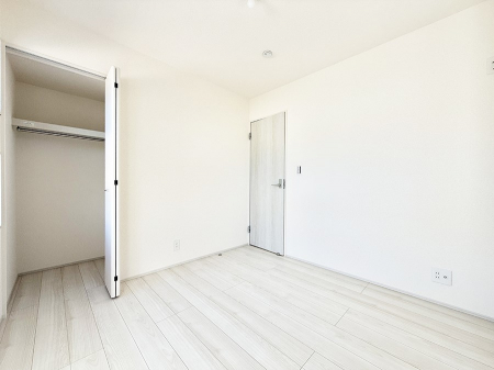 �Q���@�������V���v���ȋ�ԂŁA���[�t���x�b�h��f�X�N�ȂǁA���@�\�ȉƋ�����p���₷���ł�