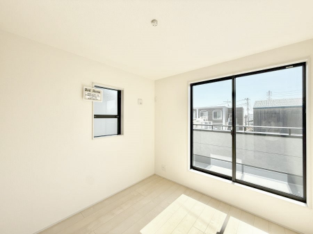 �Q���@�������V���v���ȋ�ԂŁA���[�t���x�b�h��f�X�N�ȂǁA���@�\�ȉƋ�����p���₷���ł�