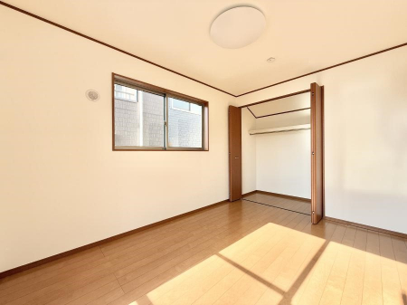 �Q���@�������V���v���ȋ�ԂŁA���[�t���x�b�h��f�X�N�ȂǁA���@�\�ȉƋ�����p���₷���ł�