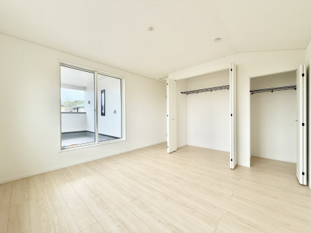 �Q���@�������V���v���ȋ�ԂŁA���[�t���x�b�h��f�X�N�ȂǁA���@�\�ȉƋ�����p���₷���ł�