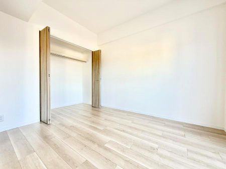 �Q���@�������V���v���ȋ�ԂŁA���[�t���x�b�h��f�X�N�ȂǁA���@�\�ȉƋ�����p���₷���ł�