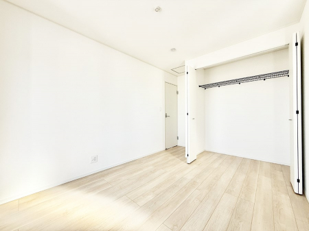 �Q���@�������V���v���ȋ�ԂŁA���[�t���x�b�h��f�X�N�ȂǁA���@�\�ȉƋ�����p���₷���ł�