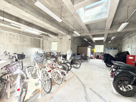 ���̑��@�O�ρ����]�Ԃ��g�����Ƒ��ɂ����S�̒��փX�y�[�X��~�n���ɂ��p��