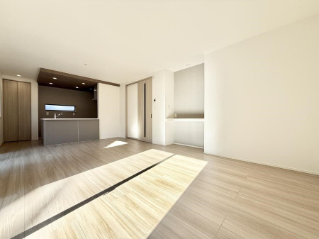 ���r���O�@���������S�n�̂����A���z�̃��r���O