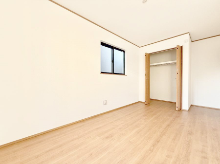 �Q���@�������V���v���ȋ�ԂŁA���[�t���x�b�h��f�X�N�ȂǁA���@�\�ȉƋ�����p���₷���ł�