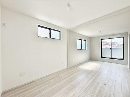 �Q���@�������V���v���ȋ�ԂŁA���[�t���x�b�h��f�X�N�ȂǁA���@�\�ȉƋ�����p���₷���ł�