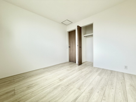 �Q���@�������V���v���ȋ�ԂŁA���[�t���x�b�h��f�X�N�ȂǁA���@�\�ȉƋ�����p���₷���ł�