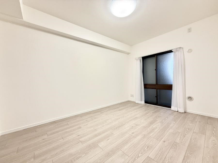 �Q���@�������V���v���ȋ�ԂŁA���[�t���x�b�h��f�X�N�ȂǁA���@�\�ȉƋ�����p���₷���ł�