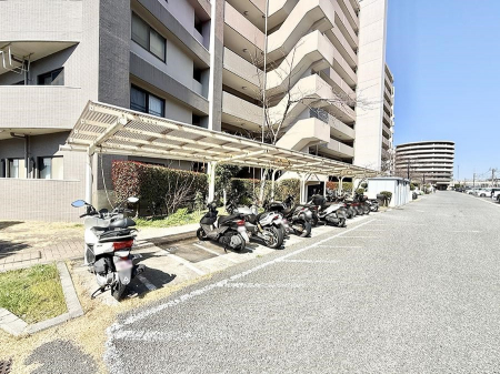 ���̑��@�O�ρ����]�Ԃ��g�����Ƒ��ɂ����S�̒��փX�y�[�X��~�n���ɂ��p��