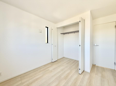 �Q���@�������V���v���ȋ�ԂŁA���[�t���x�b�h��f�X�N�ȂǁA���@�\�ȉƋ�����p���₷���ł�