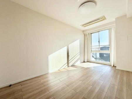 �Q���@�������V���v���ȋ�ԂŁA���[�t���x�b�h��f�X�N�ȂǁA���@�\�ȉƋ�����p���₷���ł�