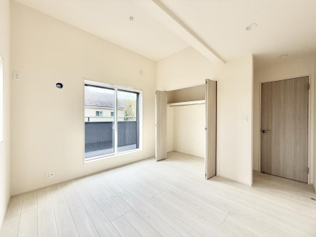 �Q���@�������V���v���ȋ�ԂŁA���[�t���x�b�h��f�X�N�ȂǁA���@�\�ȉƋ�����p���₷���ł�