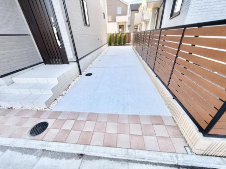 �@�O�ρ�����ɂ��钓�ԃX�y�[�X�Ȃ̂ň��S�ł���