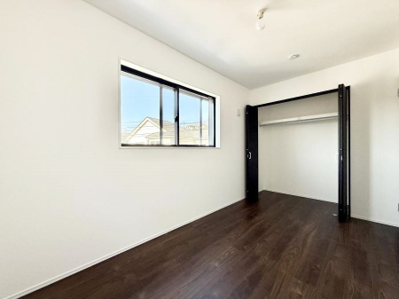 �Q���@�������V���v���ȋ�ԂŁA���[�t���x�b�h��f�X�N�ȂǁA���@�\�ȉƋ�����p���₷���ł�