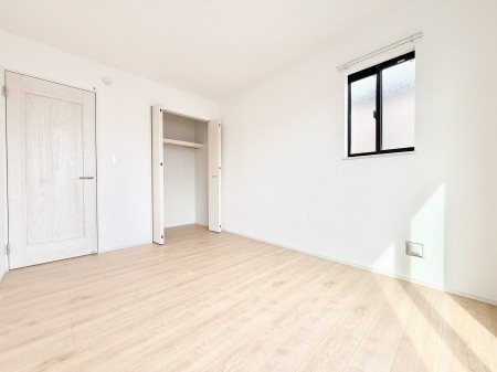 �Q���@�������V���v���ȋ�ԂŁA���[�t���x�b�h��f�X�N�ȂǁA���@�\�ȉƋ�����p���₷���ł�