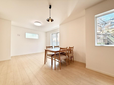 ���r���O�@���������S�n�̂����A���z�̃��r���O