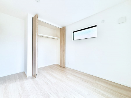 �Q���@�������V���v���ȋ�ԂŁA���[�t���x�b�h��f�X�N�ȂǁA���@�\�ȉƋ�����p���₷���ł�