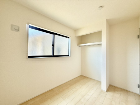 �Q���@�������V���v���ȋ�ԂŁA���[�t���x�b�h��f�X�N�ȂǁA���@�\�ȉƋ�����p���₷���ł�