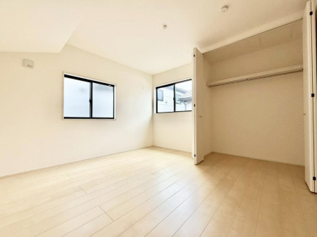 �Q���@�������V���v���ȋ�ԂŁA���[�t���x�b�h��f�X�N�ȂǁA���@�\�ȉƋ�����p���₷���ł�