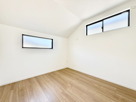 �Q���@�������V���v���ȋ�ԂŁA���[�t���x�b�h��f�X�N�ȂǁA���@�\�ȉƋ�����p���₷���ł�