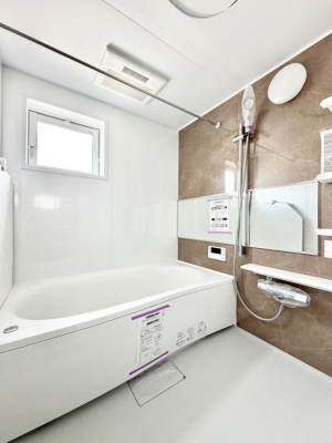 �����@�����������������F�����̕ǖʁA������芰����o�X���[��