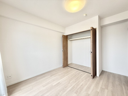 �Q���@�������V���v���ȋ�ԂŁA���[�t���x�b�h��f�X�N�ȂǁA���@�\�ȉƋ�����p���₷���ł�