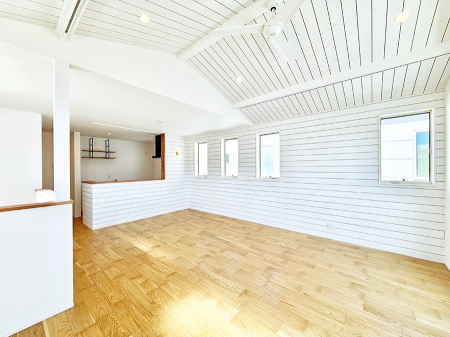 ���r���O�@���������S�n�̂����A���z�̃��r���O