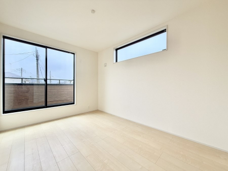 �Q���@�������V���v���ȋ�ԂŁA���[�t���x�b�h��f�X�N�ȂǁA���@�\�ȉƋ�����p���₷���ł�