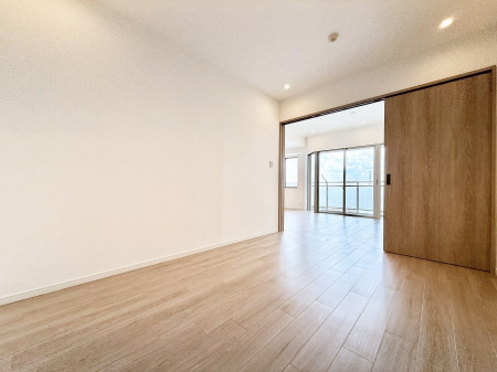 �Q���@�������V���v���ȋ�ԂŁA���[�t���x�b�h��f�X�N�ȂǁA���@�\�ȉƋ�����p���₷���ł�