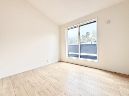 �Q���@�������V���v���ȋ�ԂŁA���[�t���x�b�h��f�X�N�ȂǁA���@�\�ȉƋ�����p���₷���ł�