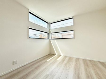 �Q���@�������V���v���ȋ�ԂŁA���[�t���x�b�h��f�X�N�ȂǁA���@�\�ȉƋ�����p���₷���ł�