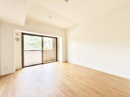 �Q���@�������V���v���ȋ�ԂŁA���[�t���x�b�h��f�X�N�ȂǁA���@�\�ȉƋ�����p���₷���ł�