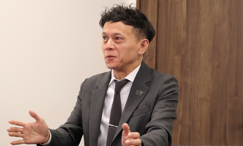 お客様との「対等な関係」と信頼構築について説明する代表